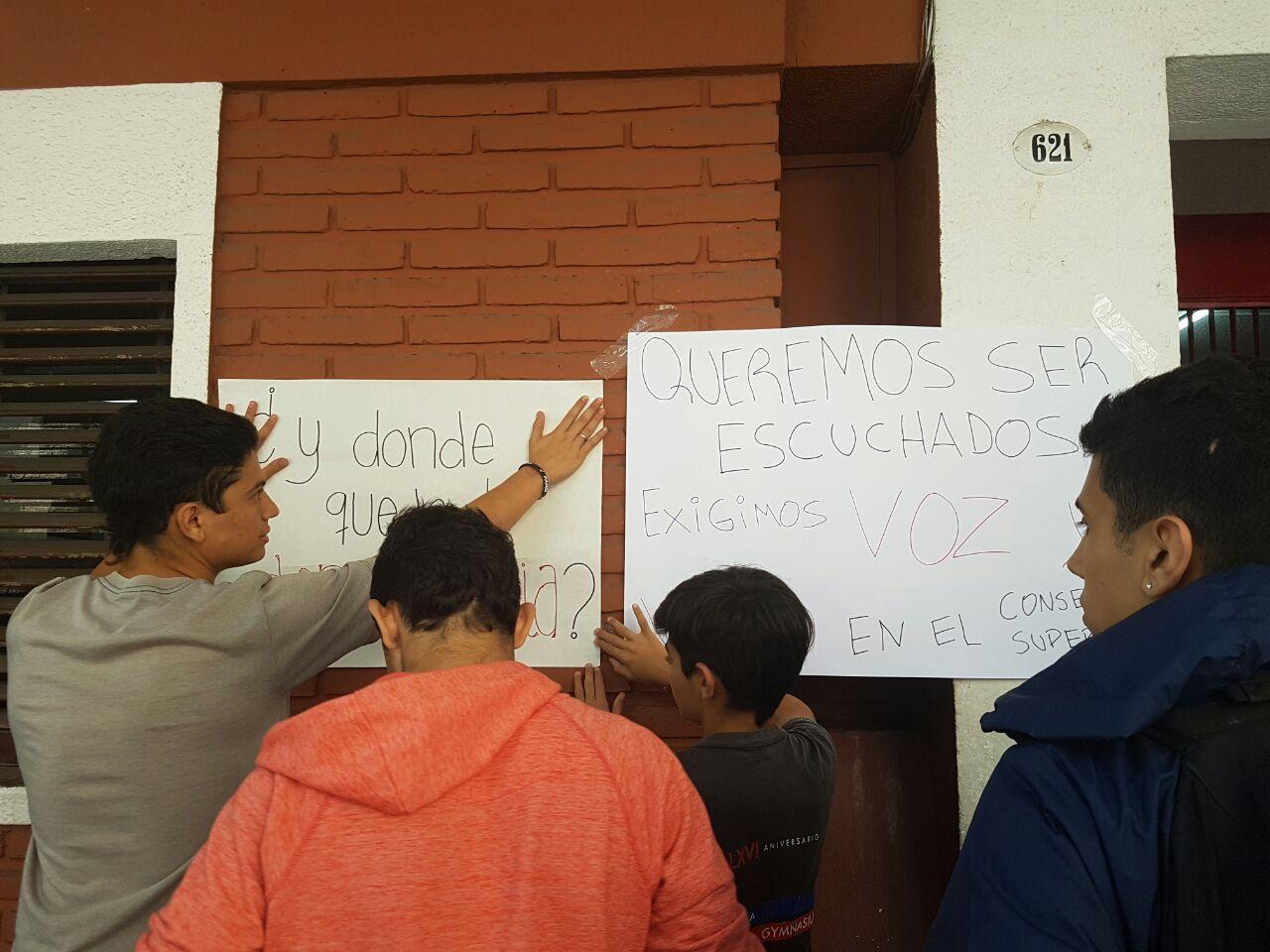 RECLAMO. Los alumnos se manifiestan en contra de la decisión del Consejo Superior. FOTO LA GACETA/ LUCIANA COLLADO.
