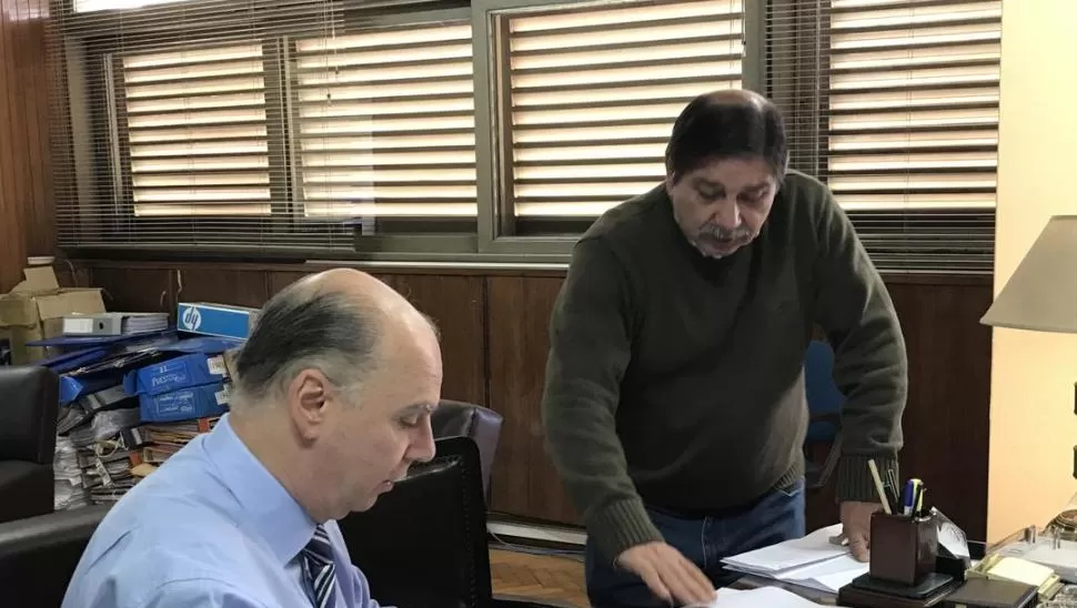 EN PLENA TAREA. El fiscal Carlos Brito y el secretario José Manuel Díaz Vélez. la gaceta / foto de irene benito