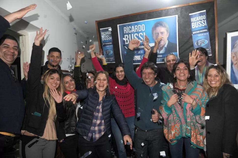 EN LA SEDE. El candidato Ricardo Bussi festejó junto a su equipo de trabajo. 