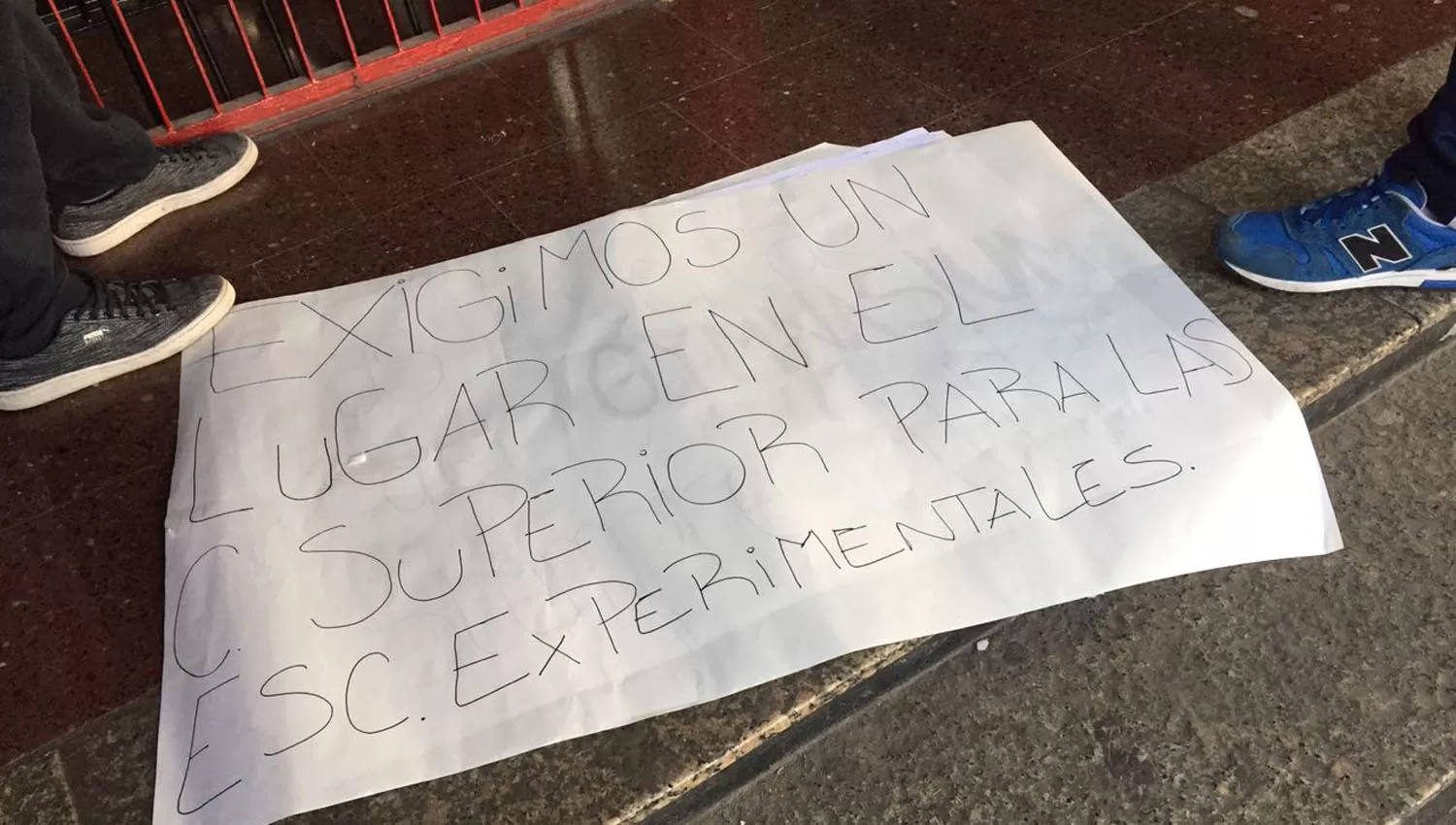 Carteles que escribieron los alumnos del Gymnasium para expresarse. FOTO LA GACETA/ LUCIANA COLLADO.