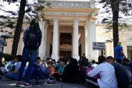 Los chicos del Gymnasium hicieron la segunda sentada del día: esta vez, fue en el Rectorado