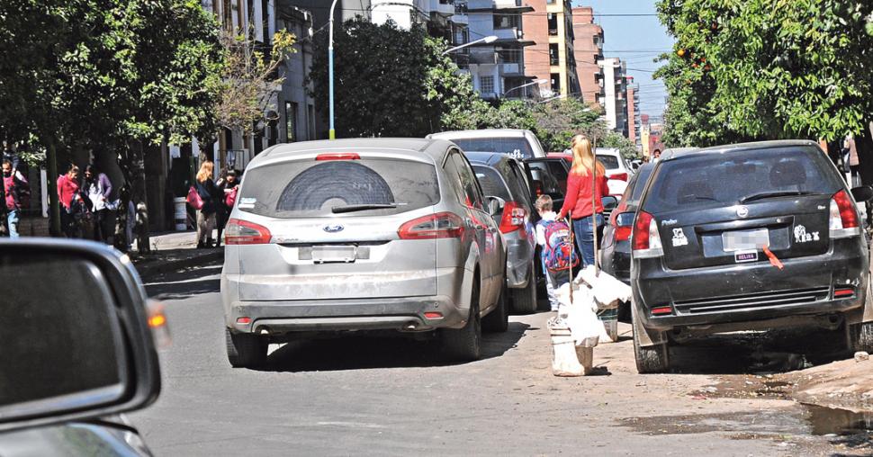 Analizan liberar el estacionamiento en doble fila frente a los colegios