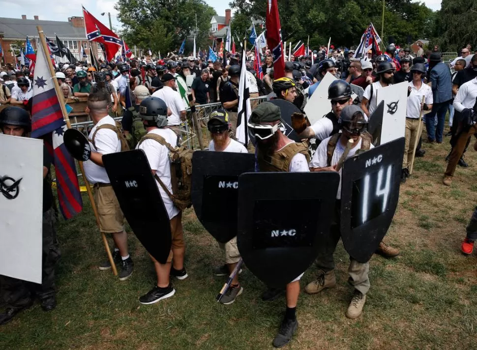 VIRGINIA. Manifestantes nacionalistas blancos se protegen con escudos. reuters