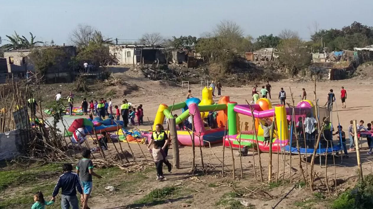 SOLIDARIDAD. El año pasado, se organizó un festejo por el Día del Niño en un barrio con carencias. ARCHIVO