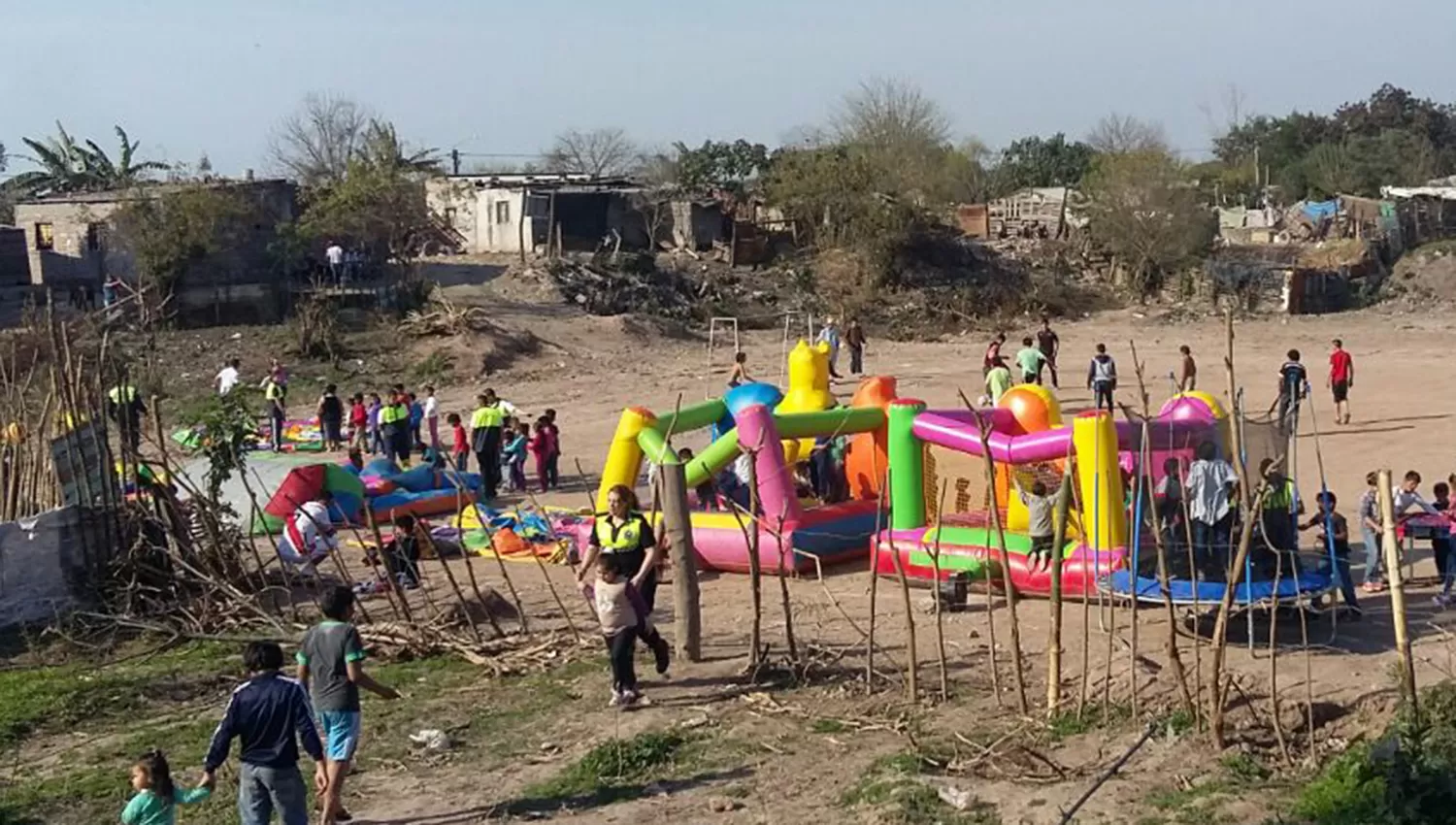 SOLIDARIDAD. El año pasado, se organizó un festejo por el Día del Niño en un barrio con carencias. ARCHIVO