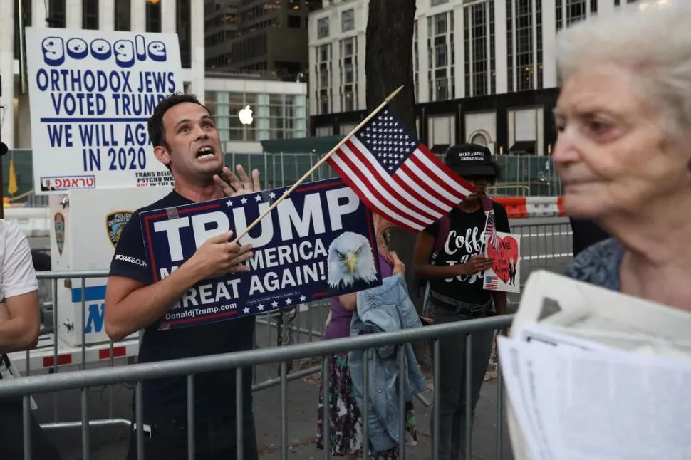 MANHATTAN. Un solitario partidario de Trump, en medio de las protestas. reuters 