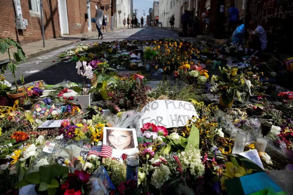CHARLOTTESVILLE. Flores en la calle donde Heather Heyer fue atropellada y asesinada en una marcha antirracista. Reuters