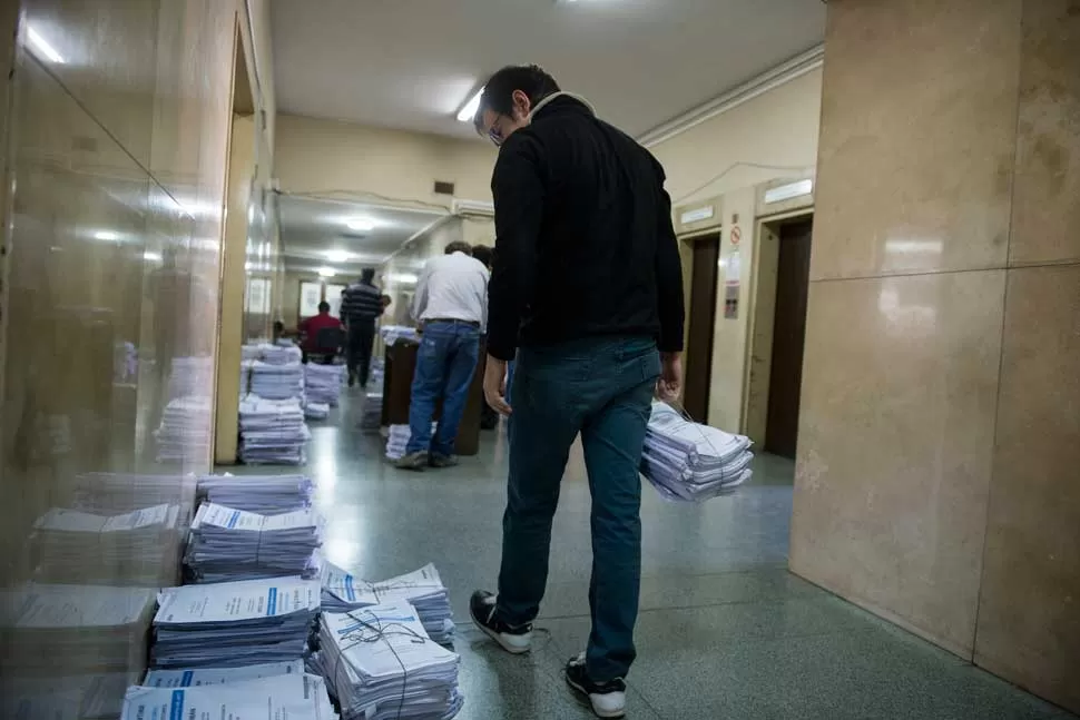 PADRONES DE MESA. Empleados de la Secretaría Electoral Nacional de Tucumán estaban abocados ayer a cargar los datos de los ciudadanos que no votaron. 
