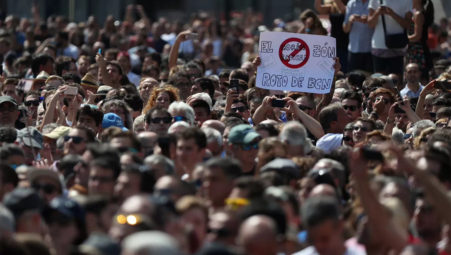 NO TENGO MIEDO. Miles de personas homenajearon a las víctimas de Barcelona. REUTERS
