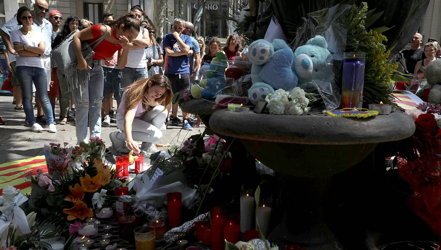 HOMENAJES. Cientos de personas recordaron hoy a las víctimas del atentado. REUTERS