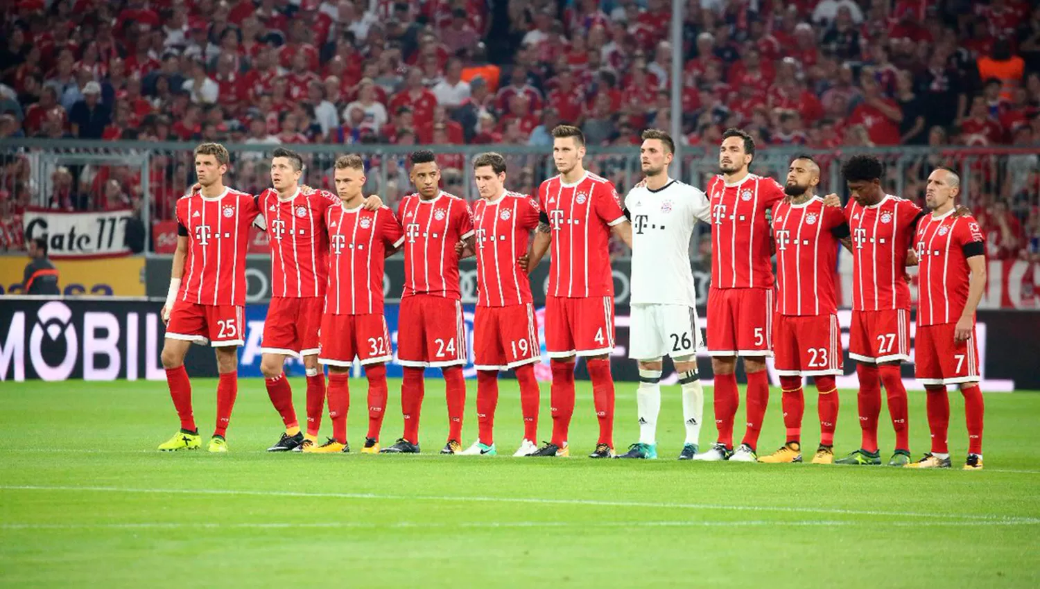 Los jugadores de Bayern Múnich en el minuto de silencio.
FOTO TOMADA DE TWITTER OFICIAL BUNDESLIGA