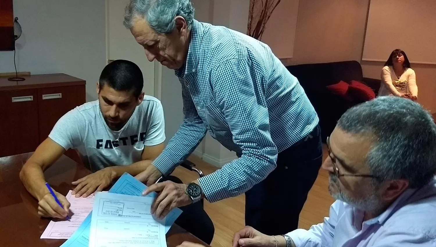 Cristian Villagra firma su contrato, En la foto aparecen también el gerente de Atlético, Hugo Bermúdez, y el dirigente Mario Ávila.
FOTO TOMADA DE TWITTER ATLÉTICO TUCUMÁN