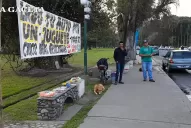Día del Niño: dos tucumanos lavan autos a cambio de juguetes para los chicos de La Costanera
