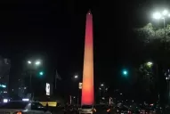 El Obelisco se iluminó con los colores de la bandera española en homenaje a las víctimas del atentado