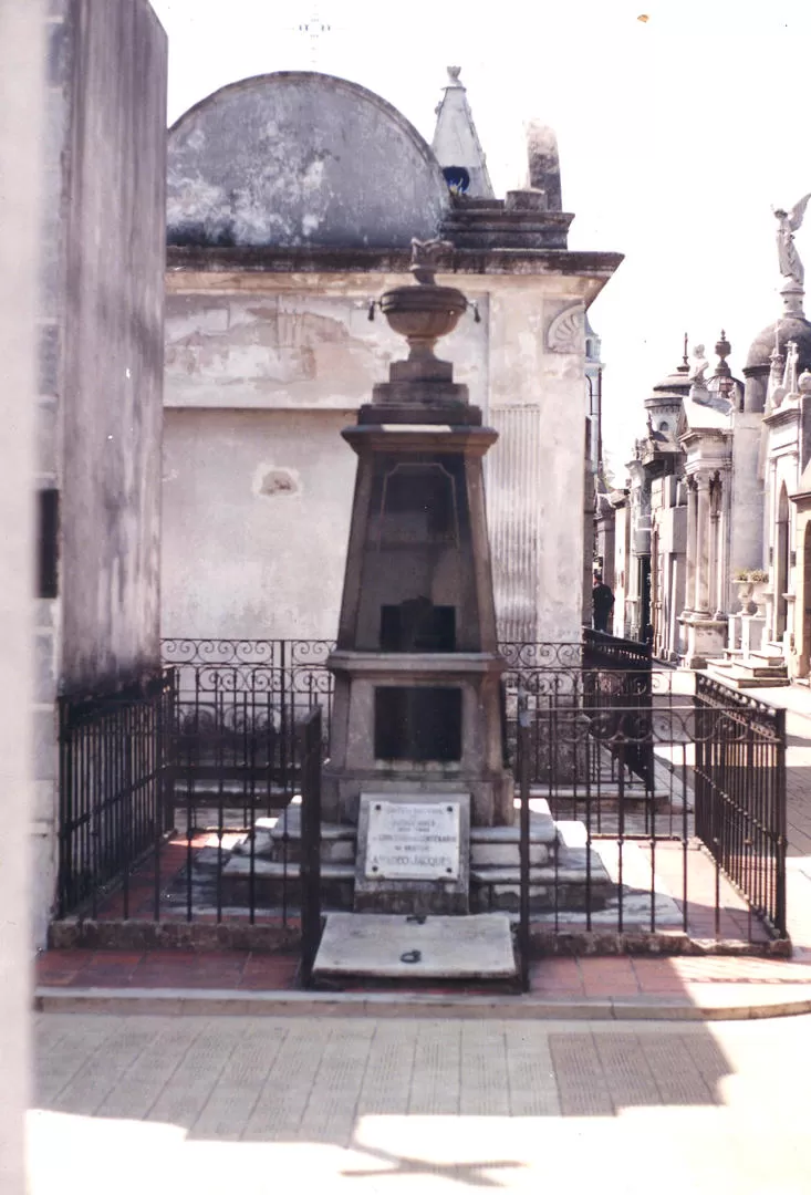 AMADEO JACQUES. Tumba del ilustre educador francés (1813-1865), en el cementerio de la Recoleta. 