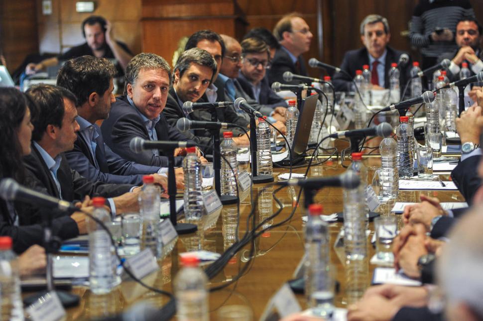 CUMBRE. Dujovne habla ante los ministros provinciales. Al fondo de la foto, el tucumano Eduardo Garvich. prensa hacienda