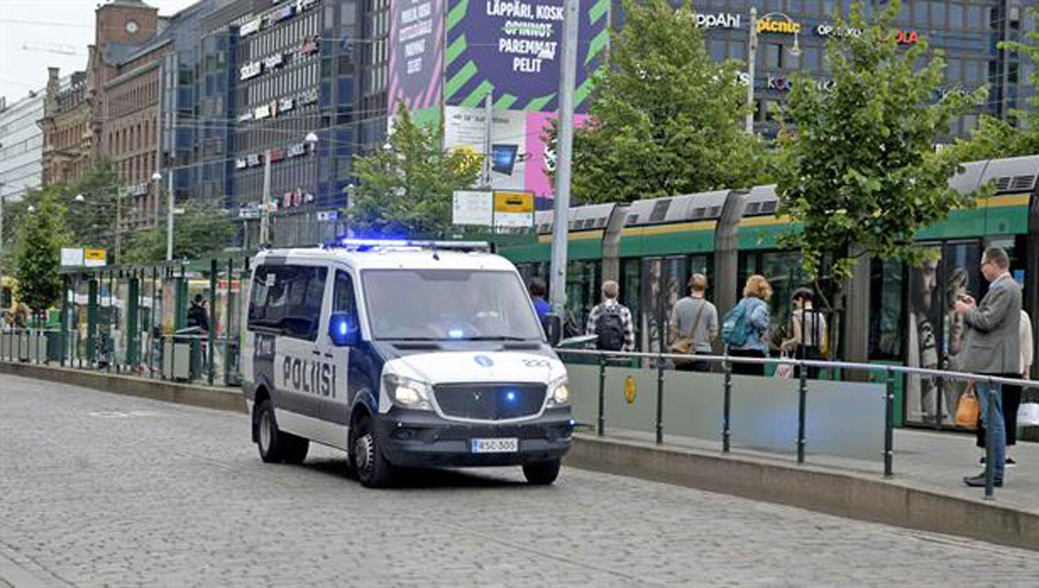 FINLANDIA. Una vehículo policial circula cerca de la zona del ataque. REUTERS