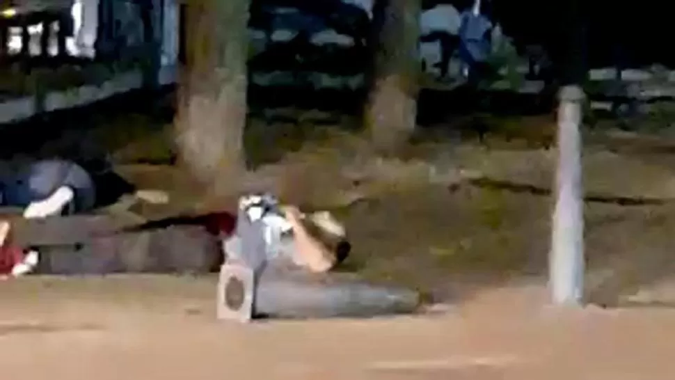 SIN PAZ. Atacantes muertos por la policía, según el diario “La Vanguardia”. captura de video