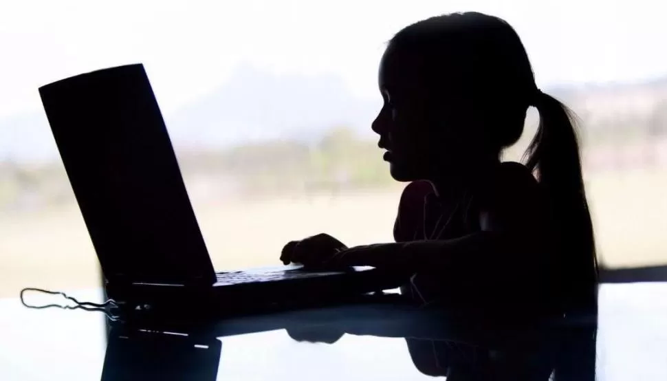 ACOMPAÑAR SIN CENSURAR. Los padres y responsables deben orientar la vida digital de los chicos, pero sin prohibirles el acceso a la tecnología. 