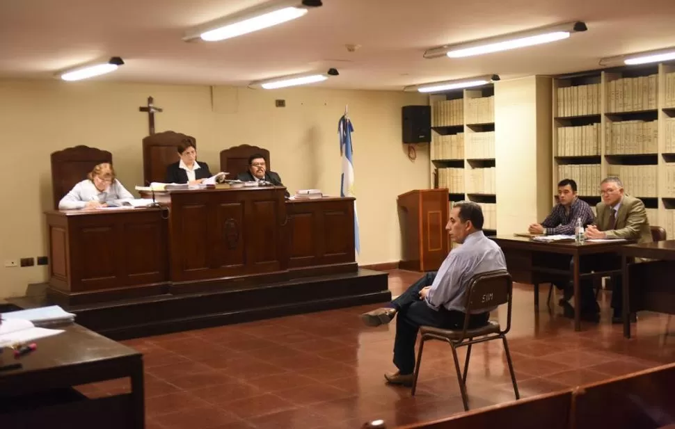 EL SECRETARIO. Cejas declara ante la atenta mirada del tribunal y el acusado. la gaceta / foto de Osvaldo Ripol