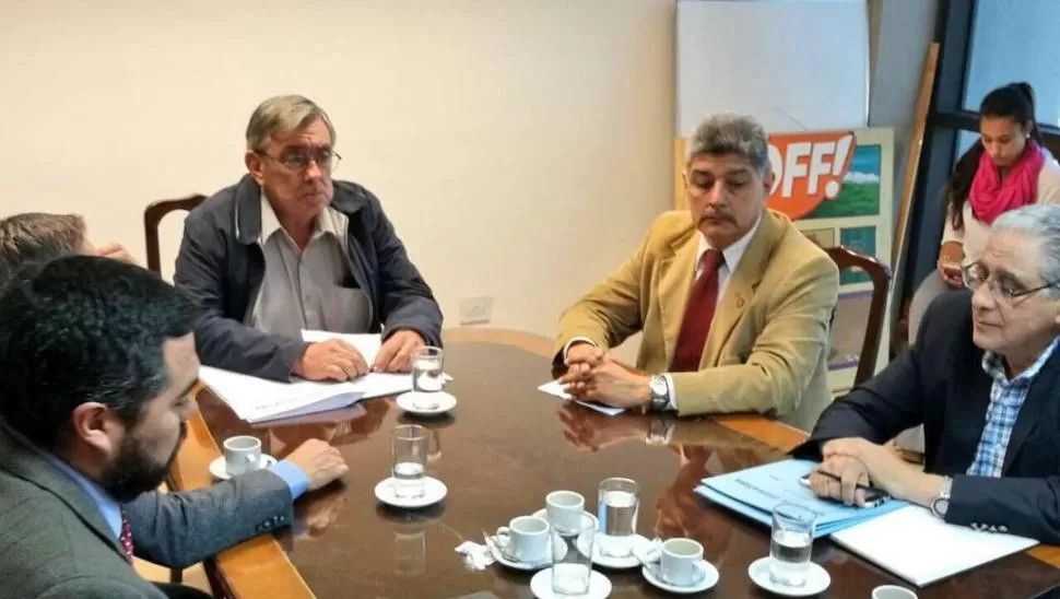 EN COMISIÓN. Desde la cabecera, Lebbos expone entre los legisladores -fuera del cuadro-. A su alrededor, asesores toman nota de lo que se debate. prensa marcelo caponio
