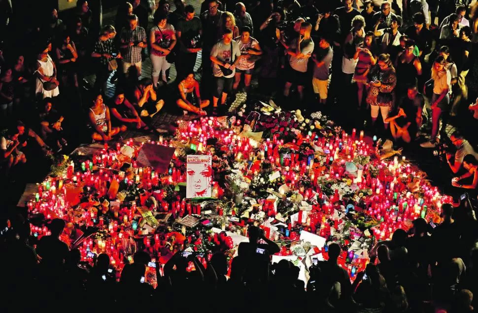 ¡NO TENGO MIEDO!. El grito de 130.000 españoles resonó un día después de los atentados en Barcelona; hubo un homenaje a las víctimas que reunió al Rey Felipe VI, al presidente Rajoy y al titular del Gobierno catalán, Carles Puigdemont. FOTOS DE REUTERS