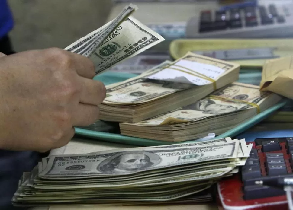 CAÍDA. Los inversores usaron las tasas en pesos y el dólar cerró a $17,27. Reuters (archivo)