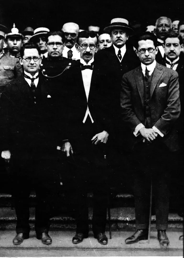 OCTAVIANO VERA. Al centro, flanqueado por sus ministros, doctores Eudoro Aráoz y Celedonio Gutiérrez. 