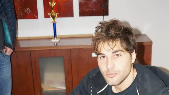 FIRMA. García en las oficinas del club, sellando su vinculación a Atlético: será a préstamo por un año con opción de compra. prensa club atlético tucumán