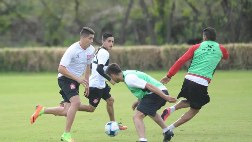 VIRTUD. Nicolás Benegas -izquierda- asegura que puede desempeñar varias funciones dentro del campo de juego. la gaceta / foto de FRANCO VERA