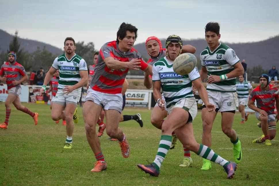 HASTA EL FINAL. Martín Ygel disputa la posesión con un rival de los “Verdes”. foto / norte rugby
