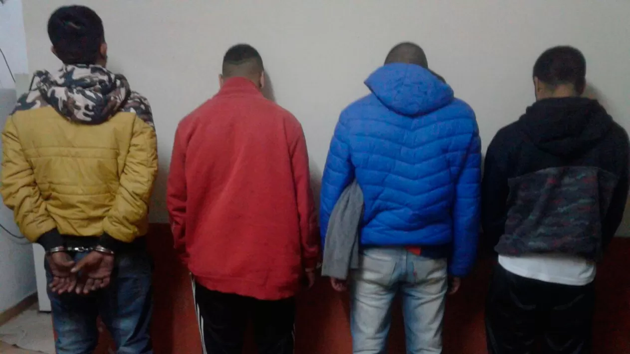 Los primeros cuatro detenidos en la comisaría de Villa Balnearia; horas después se detuvo al quinto sospechoso. FOTO GENTILEZA DE DIARIO PANORAMA