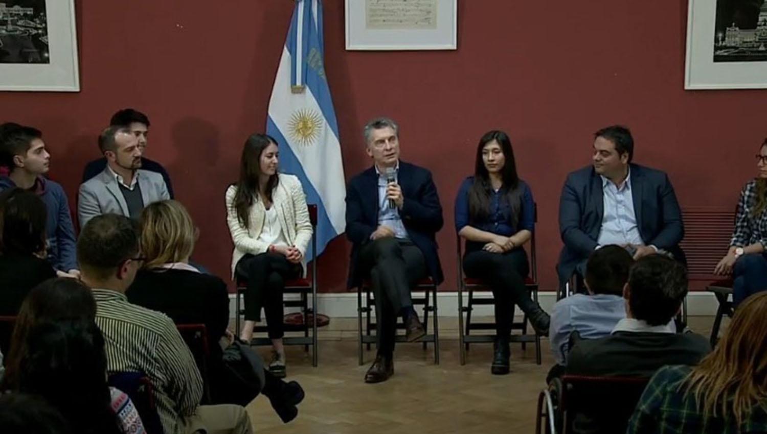 Macri participó de un encuentro en la Casa Rosada con jóvenes que obtuvieron el primer empleo. FOTO TOMADA DE CLARIN.COM