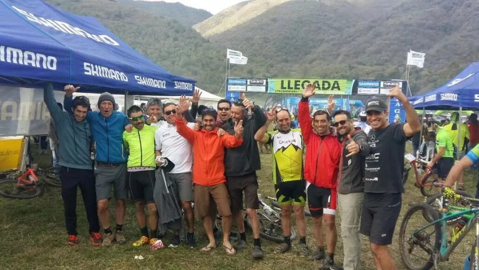 FELICES. Los 12 ciclistas chilenos disfrutaron el Trasmontaña y prometieron volver con más bikers de ese país. 