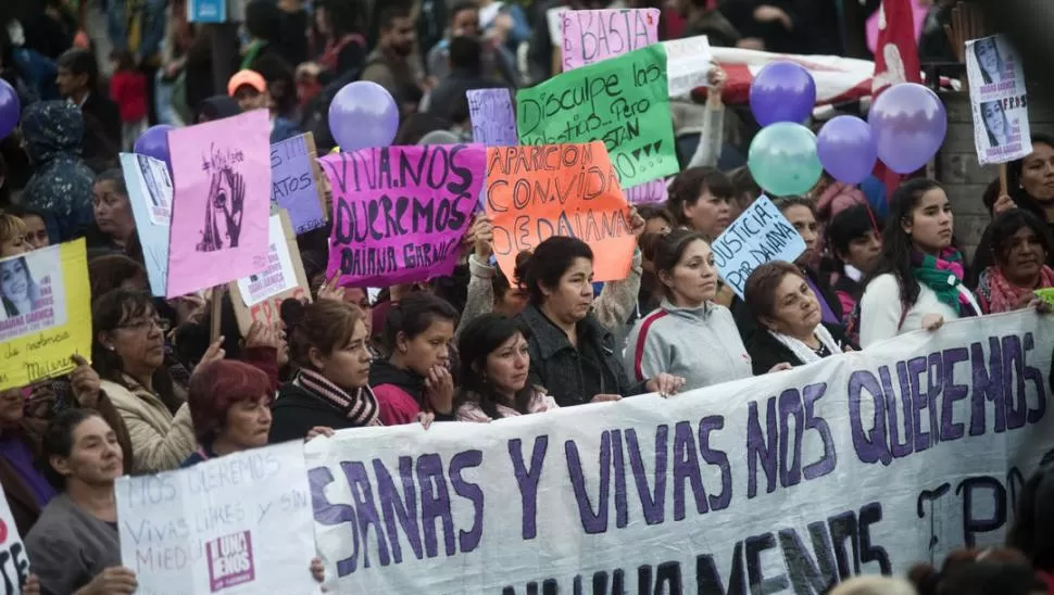 #NIUNAMENOS. El 3 de junio, en la plaza Independencia, cientos de mujeres reclamaron acciones del Estado para la prevención de los femicidios. la gaceta / foto de Inés Quinteros Orio (archivo)