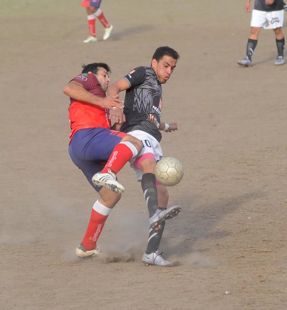 OBSTÁCULO. José Escobar, de Cruz Alta, cubre la pelota ante la marca de un rival. la gaceta / foto de hector peralta