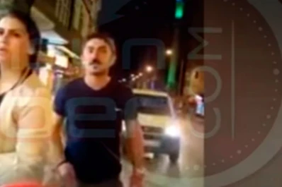Escalofriante video: un auto atropella a un joven mientras trasmitía en vivo