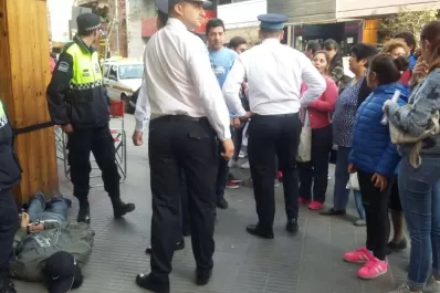 Familiares de un presunto ladrón y transeúntes se enfrentaron en la esquina de Córdoba y Muñecas