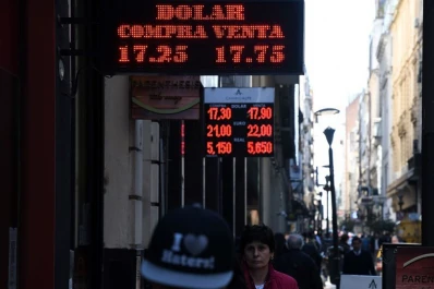 Casi un millón de argentinos compraron dólares en julio, la mayor demanda en un año y medio