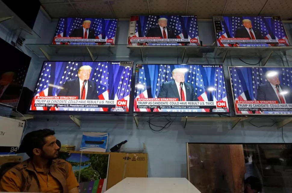 EN KABUL. Un afgano sigue a través de la televisión el discurso del presidente estadounidense, Donald Trump. reuters 