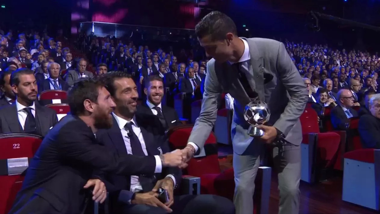 SALUDO. Messi felicitó al ganador Cristiano Ronaldo. (FOTO TOMADA DE TWITTER)