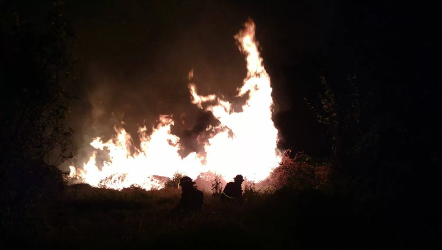 ENTRE LAS LLAMAS. Los Bomberos Voluntarios de Yerba Buena lograron contener las llamas luego de seis horas. FOTOS TOMADAS DE FACEBOOK.COM/PAGINAOFICIALBOMBEROSYB