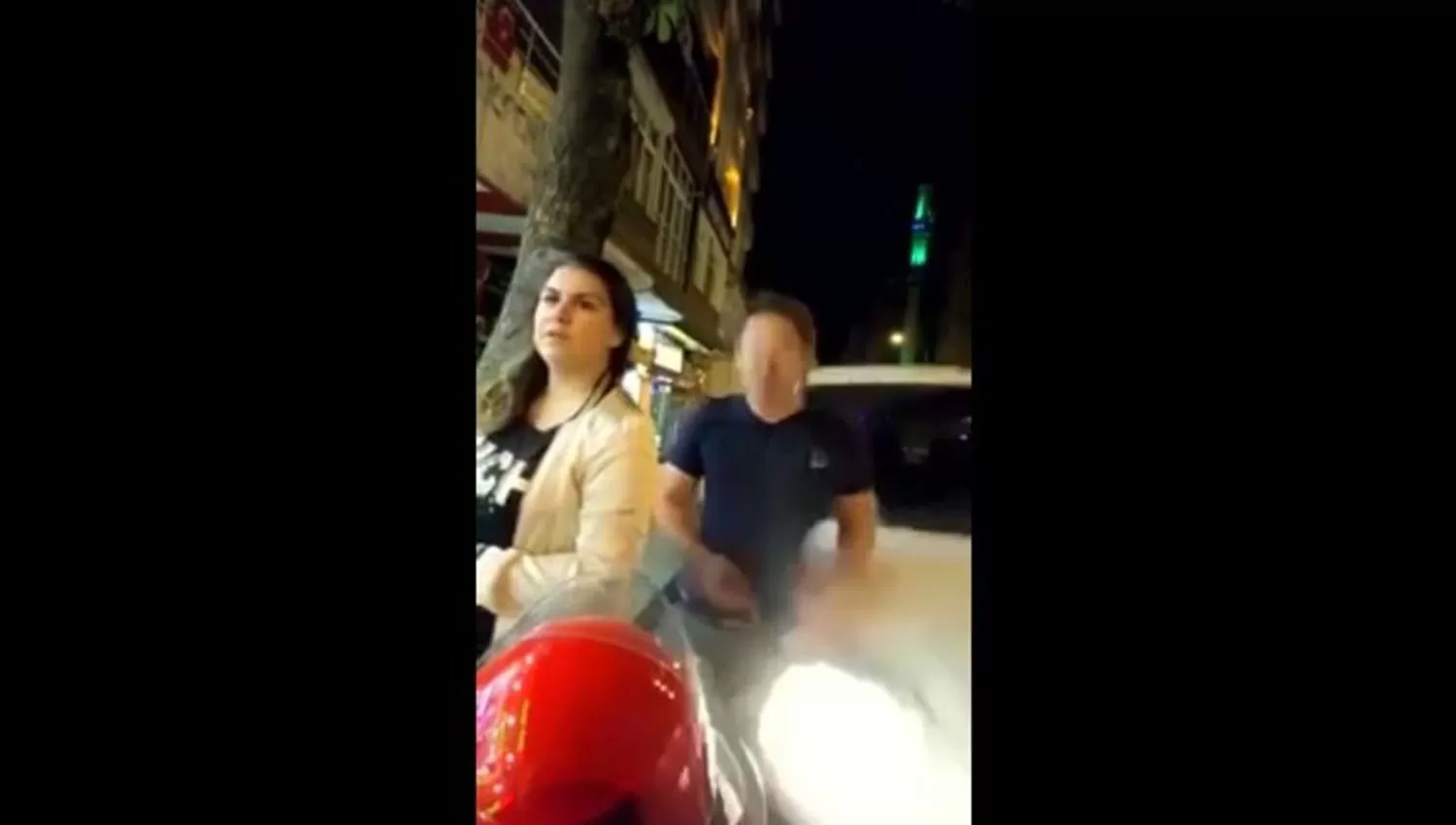TURQUÍA. Momento en el que el hombre es atropellado por un auto. FOTO CAPTURA DE VIDEO.