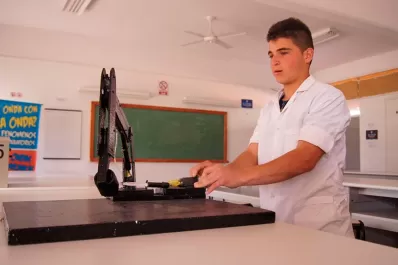 Un adolescente simoqueño creó un brazo hidráulico con cajones de verduras y jeringas