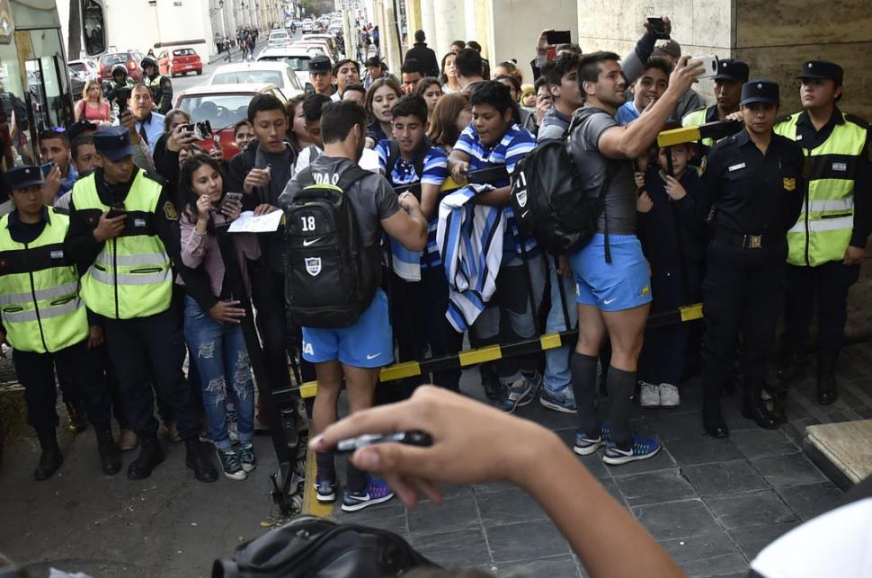 FANS. Los Pumas firmaron camisetas y se sacaron fotos en su arribo a Salta. foto de marcelo miller