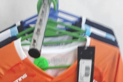 Polémica por una nueva camiseta de Atlético: es naranja