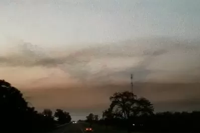 Video: viajaban a Termas de Río Hondo y se encontraron con una nube de langostas
