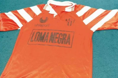 Tras un rechazo generalizado, Lucchetti no usará la camiseta naranja que le diseñaron