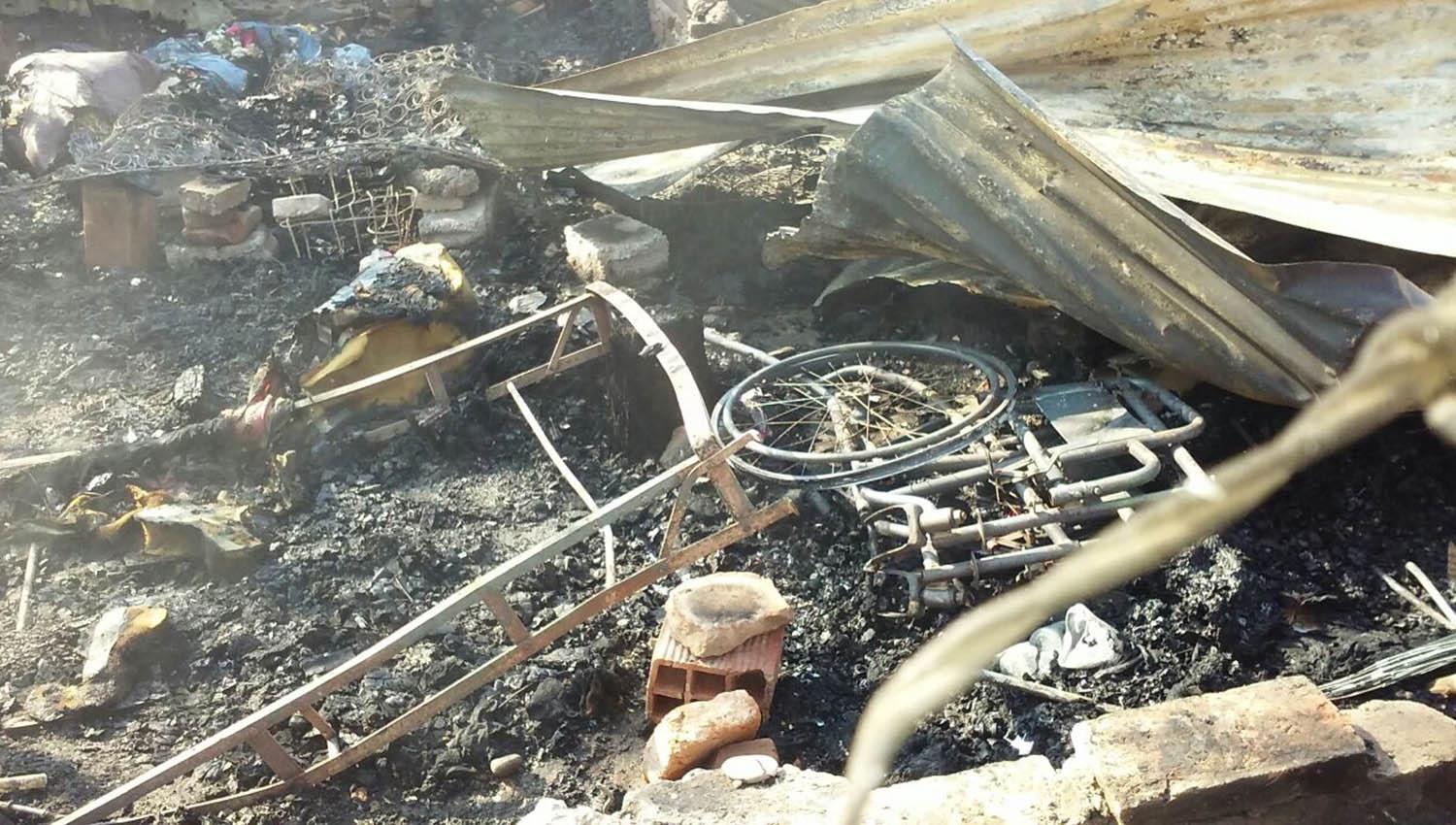Una silla de ruedas quedó destruida a causa de las llamas. FOTO ENVIADA A LA GACETA VÍA WHATSAPP