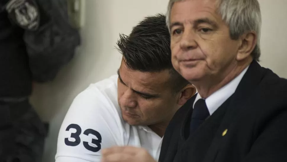 A LA ESPERA. Jorge Acevedo hizo referencia a la 33, una facción de la barrabrava de Atlético (izquierda y centro); lo mismo había hecho en otro juicio en su contra, en 2013 (derecha). la gaceta / FOTO DE JORGE OLMOS SGROSSO